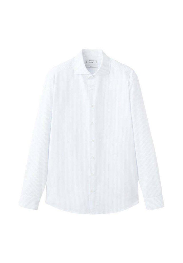 Chemise blanche à manches longues, présentant un motif à rayures subtil, un col classique et une fermeture à boutons sur le devant. Texture lisse et coupe ajustée.