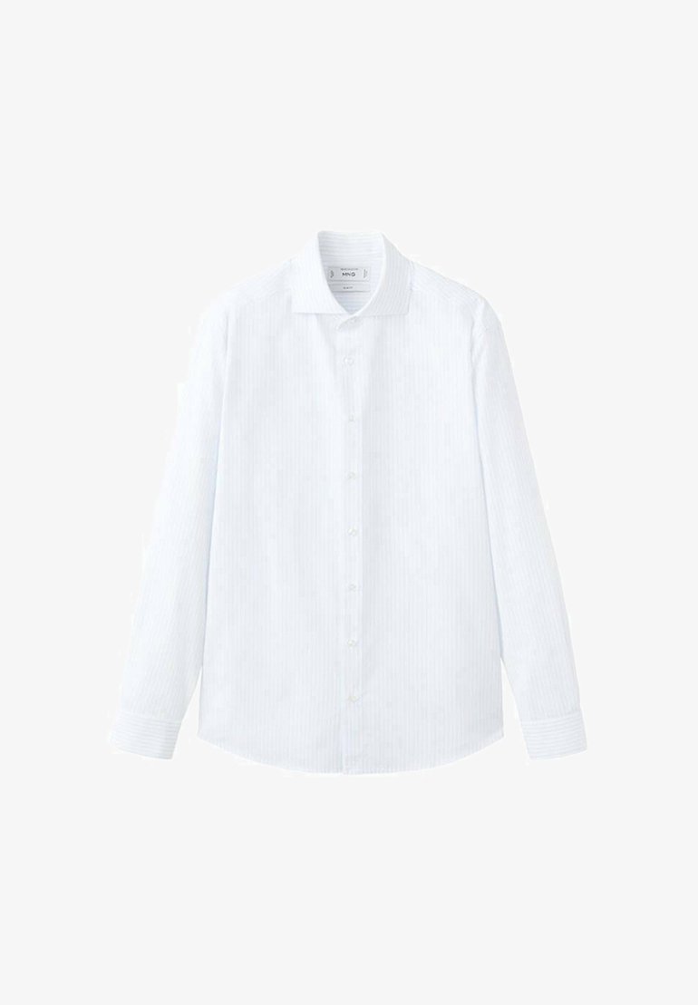 Chemise blanche à manches longues, présentant un motif à rayures subtil, un col classique et une fermeture à boutons sur le devant. Texture lisse et coupe ajustée.