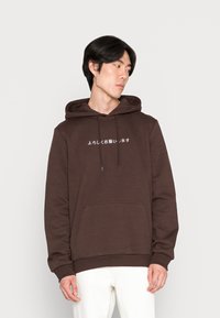 Brun hætte sweatshirt med kængurulomme, prydet med hvid tekst på japansk. Stoffet har en glat tekstur med ribbede manchetter og kant.