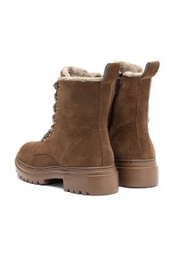 Bruna mocka ankelskor med faux fur-fodring, snörning fram, metalldetaljer och en slitstark gummisula. Dragkedja på sidan.