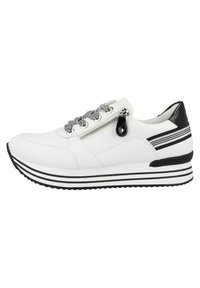 Basket en cuir blanc avec des accents noirs, dotée d'une fermeture éclair et de lacets tressés, tige texturée, et une semelle superposée noire et blanche.