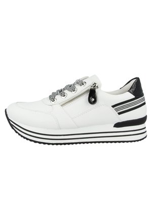 Basket en cuir blanc avec des accents noirs, dotée d'une fermeture éclair et de lacets tressés, tige texturée, et une semelle superposée noire et blanche.