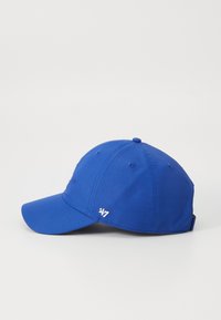 Modrá baseballová čiapka s zakriveným okrajom, nastaviteľným popruhom vzadu a bielym logom na boku. Vyrobená z hladkej, ľahkej tkaniny.