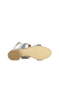 Sandalo con tacco argentato, caratterizzato da cinturini testurizzati e dettagli metallici. Presenta una soletta imbottita e una suola in gomma resistente di colore chiaro.