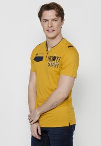 Koroshi SHORT SLEEVE  - Marškinėliai su spaudiniu - amarillo   yellow