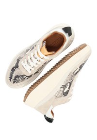Sneakers con una toma beige e nera a stampa serpente, lacci bianchi, suola in gomma e un accento in suede marrone sul tallone.