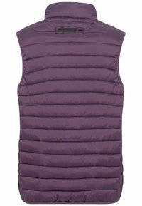 Fioletowa pikowana kamizelka bez rękawów z poziomym przeszyciem i podniesionym kołnierzem, widoczna od tyłu, z małą prostokątną łatką w pobliżu kołnierza.