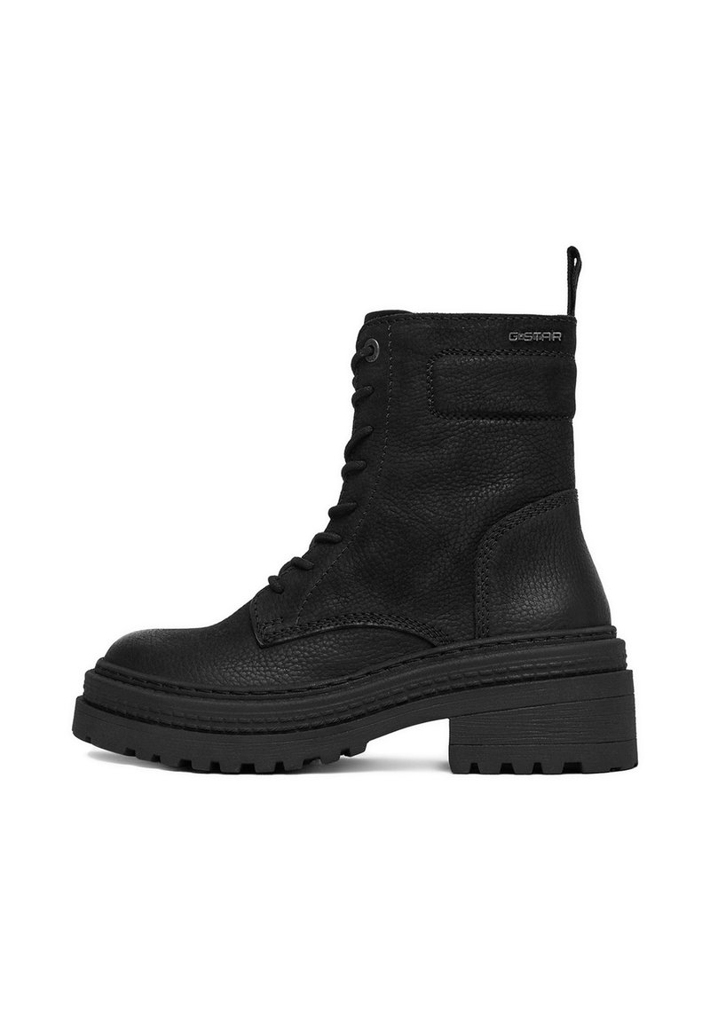 Fekete bőr bokacsizma texturált felsőrésszel, fűzős elejével, húzófülével és vastag, robusztus talppal. Mérsékelt sarka a stabilitásért.