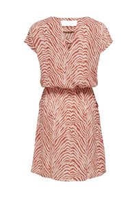 Vestido de manga corta en una tela rojo-rosada con un patrón de rayas de cebra, que presenta un escote en forma de V y una cintura elástica para un ajuste relajado.
