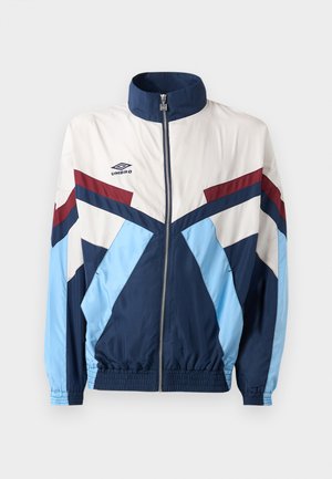 Chaqueta de chándal con cremallera de Umbro, con un alto cuello, paneles multicolores en azul marino, azul claro, blanco y burdeos, y un dobladillo y puños elásticos.