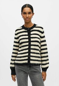 Hvid- og sortstribet cardigan med rund hals, seks knapper foran og ribbede manchetter. Fremstillet af et blødt strikkemateriale.