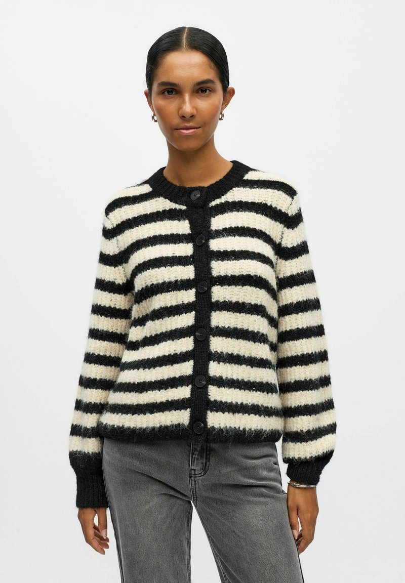 Hvid- og sortstribet cardigan med rund hals, seks knapper foran og ribbede manchetter. Fremstillet af et blødt strikkemateriale.