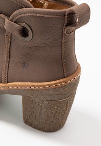 El Naturalista Botines de tacón - taupe