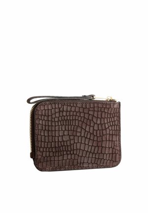 Pequeño estuche marrón oscuro con cremallera, textura de piel de cocodrilo y correa para la muñeca sobre fondo blanco.