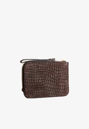 Väike tumepruun lukuga kott krokodillinaha tekstuuriga ja randmerihmaga valgel taustal.