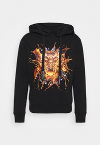 Schwarzes Kapuzensweatshirt mit einem Löwen-Graphic in Orange und Gelb, Spritzdesign, ausgestattet mit schwarzen Kordeln und weißen Textelementen.
