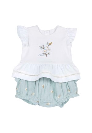 Weißes Kurzarmoberteil mit besticktem Blumenmuster, geschichteter Rüschensaum, kombiniert mit hellblauen Schlüpfer-Shorts mit goldenen Akzenten.