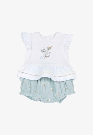 Haut blanc à manches courtes avec un motif floral brodé, ourlet à volants superposé, associé à des shorts bouffants bleu clair avec des accents dorés.