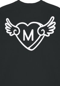 Felpa nera con una grande design bianca a forma di cuore con ali e la lettera "M" al centro. Tessuto morbido, stile a girocollo.