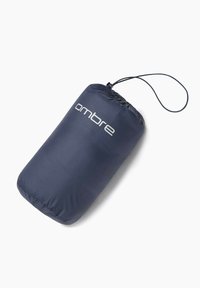 Borsa a spalla blu navy con cordoncino, realizzata in tessuto liscio, con un logo "ombre" bianco stampato sul lato. Forma cilindrica con parte superiore arricciata.