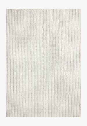 Żebrowany materiał dzianinowy w jasnym kremowym kolorze. Charakteryzuje się pionowymi liniami o miękkiej teksturze, odpowiedni do odzieży takiej jak swetry czy bluzki.