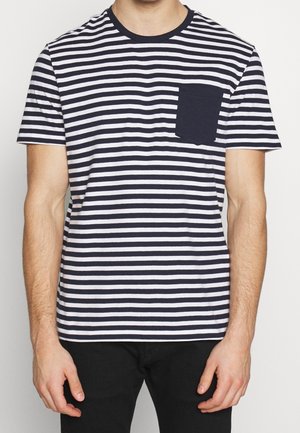 Gestreiftes T-Shirt mit kurzen Ärmeln in Marineblau und Weiß, mit einer marineblauen Tasche auf der linken Brust. Weiches Baumwollmaterial mit klassischem Rundhalsausschnitt.