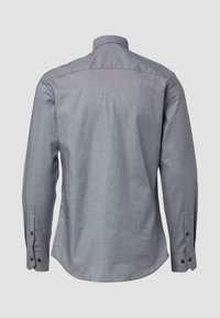 Grijze lange mouwen shirt met een subtiel textuurpatroon, knopenmanchetten en een klassieke kraag. Rugview met een licht gebogen zoom.