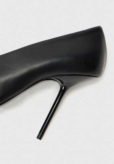 Čierna vysoká podpätková obuv s hladkým koženým zvrškom, špicatou špičkou a lesklým stiletto podpätkom, s čistým a elegantným dizajnom.
