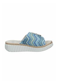 Sandale ouverte tissée présentant un motif en zigzag dans des tons de bleu, vert et aqua, avec une semelle blanche à rainures et un accent en fibre naturelle texturée.