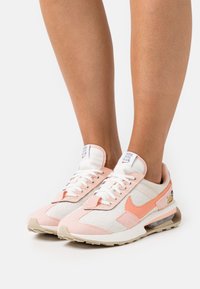 Nike Sportswear AIR MAX PRE-DAY SE - Tenisky - light orewood brown/light madder root/arctic orange/sail/sanded gold/vivid green