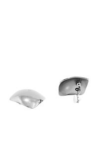 Orecchini in metallo silver-tone con un design curvo a forma di cupola. Superficie liscia con una finitura lucida e una chiusura sicura sul retro.