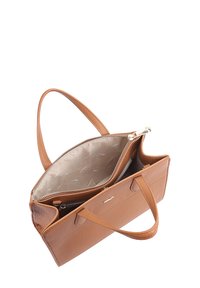 Koffers van bruin leer met een gestructureerde vorm, twee hengsels en een rits hoofdcompartiment. Het interieur heeft een gestructureerde voering met een subtiel patroon.