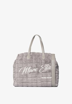 Borsa tote in peluche grigia con texture trapuntata, manici in pelle e nome del marchio "Marc Ellis New York" ricamato in bianco.