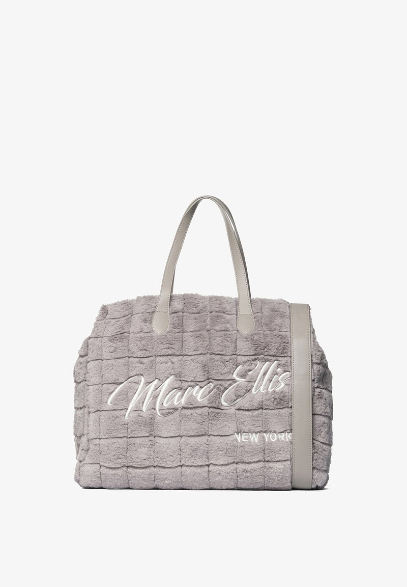 Grijze pluchen draagtas met een doorgestikte textuur, voorzien van leren handvatten en de witte geborduurde merknaam "Marc Ellis New York".