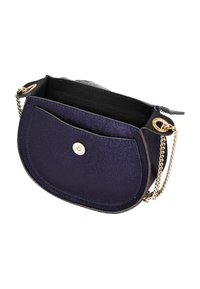 Marineblå læder crossbody taske med metalisk glans, buet form, en frontlomme og kædestrop med guldfarvet hardware.