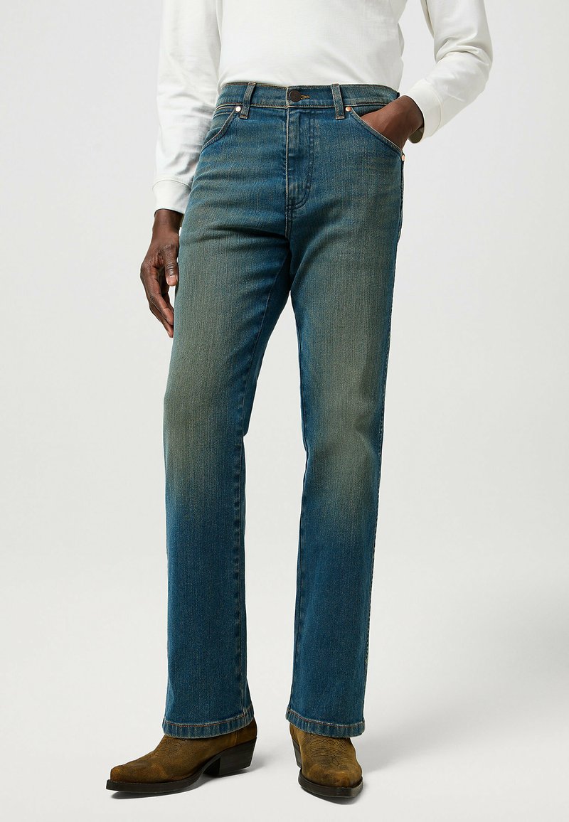 Wrangler WRANCHER - Vaqueros bootcut - faded