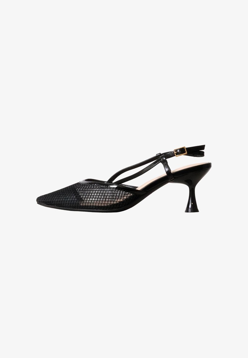 Escarpin slingback noir à bout pointu avec dessus en mesh, fines brides, boucle dorée et petit talon évasé sur fond blanc.