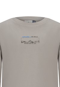 Helles graues Langarmshirt aus weicher Baumwolle, mit Rundhalsausschnitt und einem Druckdesign mit dem Text "EXPLORE // BE BOLD" und Bergen.