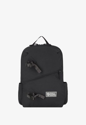 Sac à dos noir composé d'un tissu durable, avec une poche frontale zippée, des poches latérales en mesh, des bretelles ajustables et une poignée supérieure. Logo affiché.