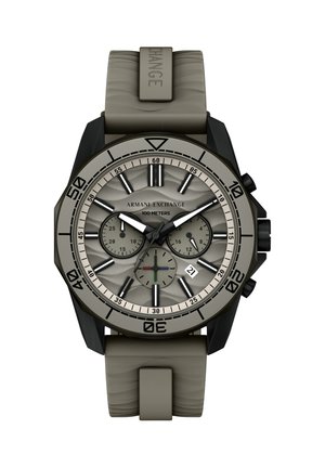 Hodinky Armani Exchange se šedým texturovaným ciferníkem, pouzdrem z černého plastu a pryžovým páskem. Funkce zahrnují chronografické subciferníky a zobrazení data.