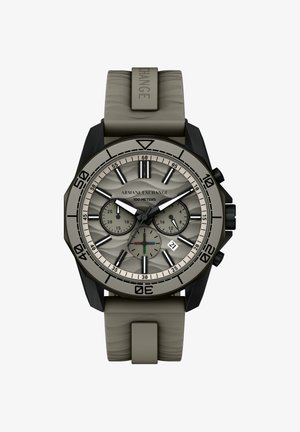 Hodinky Armani Exchange se šedým texturovaným ciferníkem, pouzdrem z černého plastu a pryžovým páskem. Funkce zahrnují chronografické subciferníky a zobrazení data.