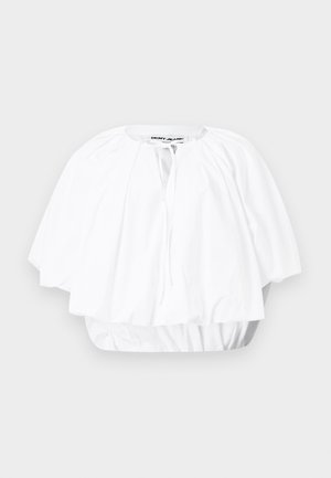 Fehér, bő fazonú rövid ujjú blúz gyűrt nyakkivágással és rugalmas szegéllyel, apró elöl megkötős zárral.