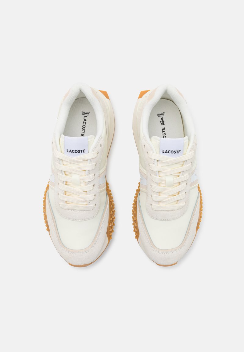 Lacoste sneakers in crème en oranje. Beschikt over een getextureerde rubberen zool, vetersluiting en branding op de tong. Suède en mesh panelen.