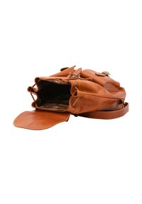 Sac en cuir marron avec une ouverture supérieure, des sangles ajustables et une fermeture décorative. L'intérieur présente un motif écossais. Texture lisse.