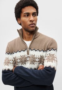 Camisola de malha com gola de fecho éclair. Metade superior em canelado castanho, decorada com padrão de floco de neve; metade inferior em azul marinho. Textura macia, design quente.