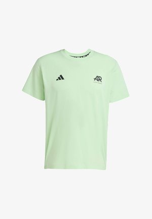 Svijetlo mente zelena majica kratkih rukava izrađena od mekanog materijala. Ima crni Adidas logo na prsima i karakterističan prugasti dizajn na ramenima.