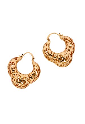 Pár kalapált textúrájú arany karika fülbevaló, szabálytalan áttört mintával és zsanéros kapcsokkal, fehér háttéren.