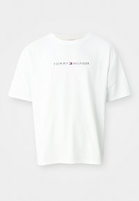Bijela pamučna majica s okruglim izrezom, kratkim rukavima i ispisanim "TOMMY HILFIGER" logom u tamnoplavoj i crvenoj boji preko grudi.
