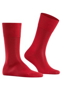 Røde bomuldsstrømper med ribbede manchetter, midt på læggen, glat tekstur og forstærket tå og hæl for holdbarhed.