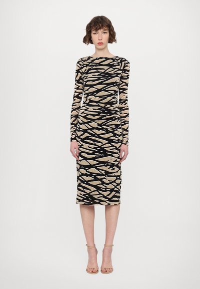Körperbetontes Kleid mit langen Ärmeln, das ein abstraktes Muster in Schwarz und Beige aufweist. Glatte Textur, knielanger Schnitt und runde Ausschnittform.
